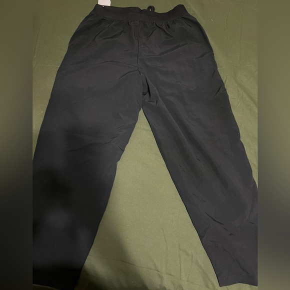 Nike Women's
Sportswear Essential
Woven High Rise Pants size small - Picture 6 of 9